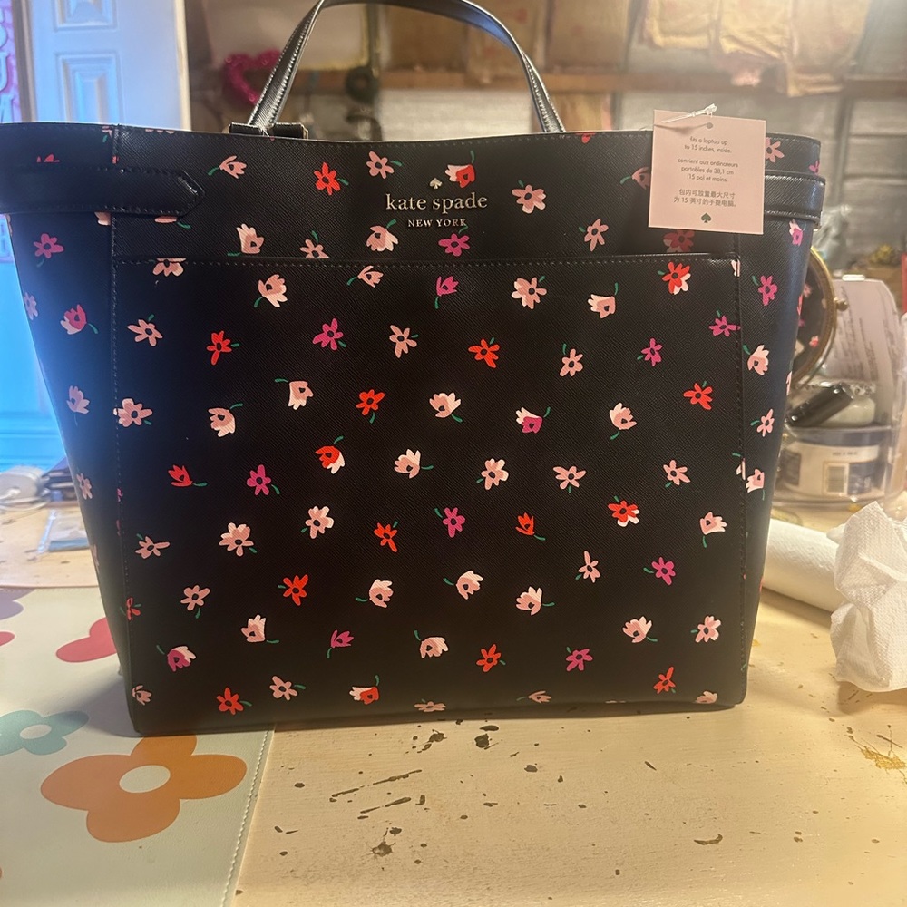 NWT: Kate Spade tote bag. Beautiful Floral Pattern